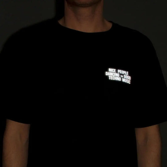 Schwarzes Techno Shirt mit reflektierendem Print-Techno Tee 
