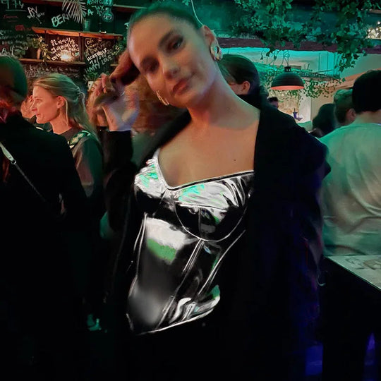 Sexy Frauen Shiny Gold Silber Bustier Crop Tops Helle PU Leder Krone Gürtel Abnehmen Taille Liebsten Low-cut Korsett top Sommer Festival Outfits | Techno Shirts | Rave Clothing